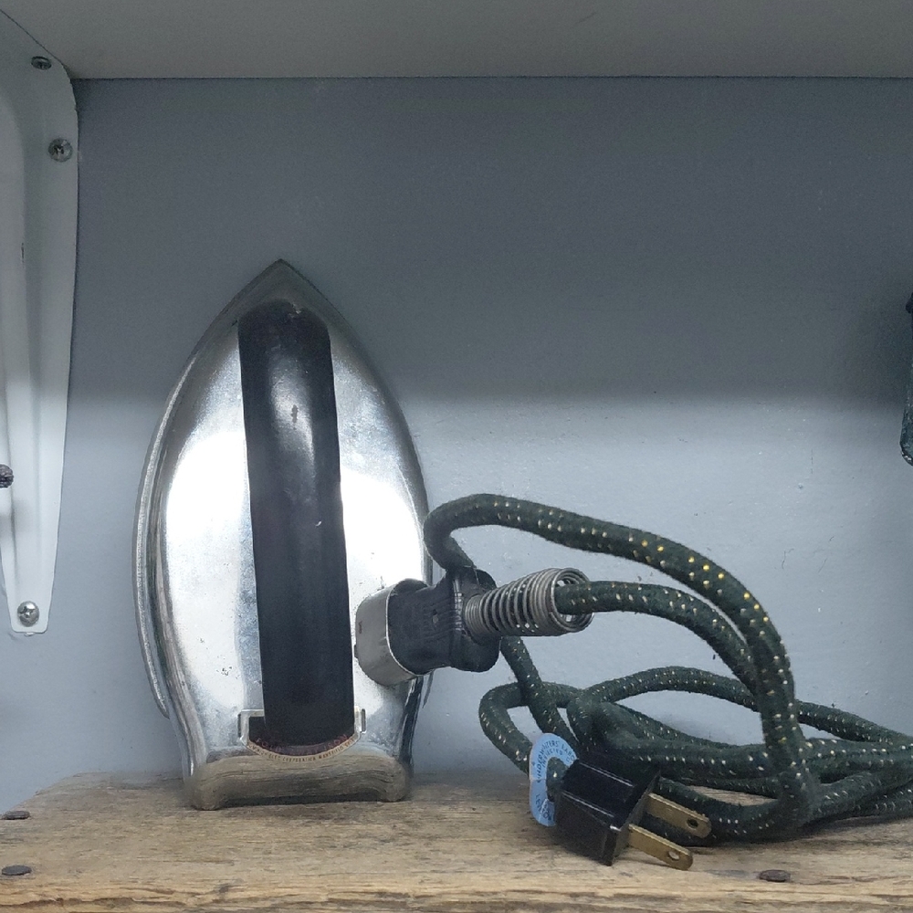 Vintage Working Dominion Electric Iron